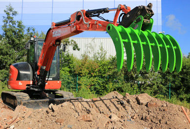 Hitam / Hijau Baja Sikat Rake Excavator Attachment Sharp Tines Heavy Duty Konstruksi